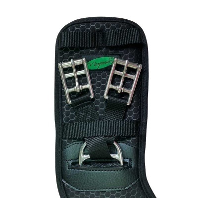 Correia preta com fivelas metálicas prateadas e detalhe com texto 'Oxygen'.