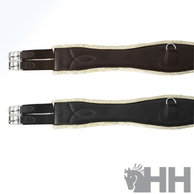 Duas cintas de sela para cavalo em pele e pelo sintético, uma castanha e uma preta, com fivelas metálicas prateadas e argola metálica