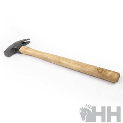 Martelo com cabeça metálica preta e cabo de madeira clara