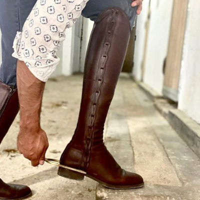 Bota alta em pele castanha escura com costura decorativa