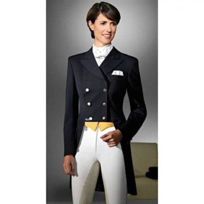 Mulher vestida com casaco de equitação preto, camisa branca e calças brancas com detalhe amarelo