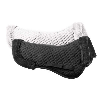 Protetores para sela de cavalo, um preto e outro branco, acolchoados com detalhes felpudos.