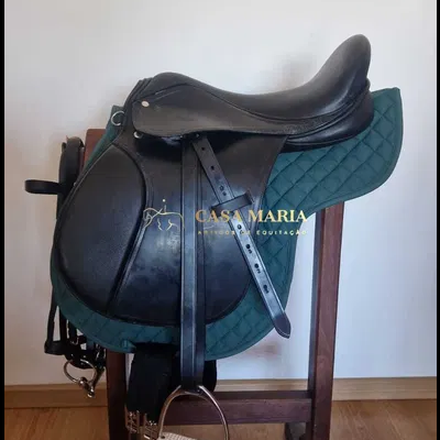 Sela preta de equitação em suporte de madeira com acolchoado verde