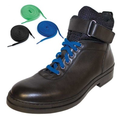 Bota preta em pele com atacadores azuis e três pares de atacadores extras coloridos