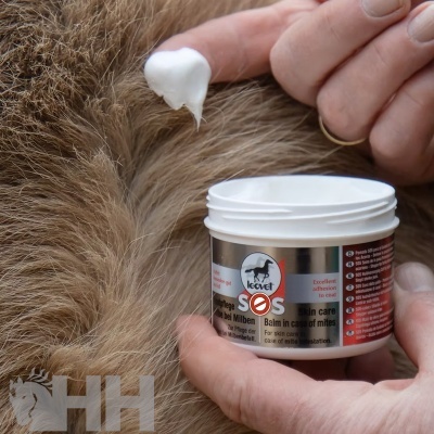 Bálsamo anti-ácaros LeVet sendo aplicado em pêlo castanho claro de animal.