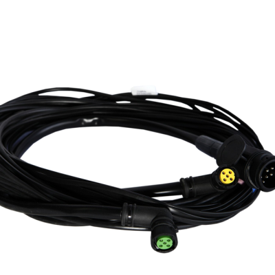 Cabo elétrico preto com conectores coloridos