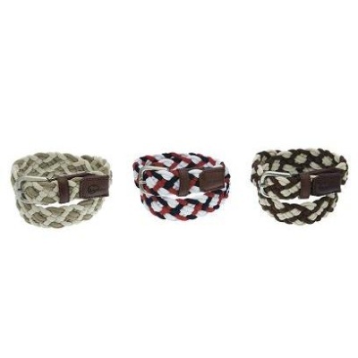 Três pulseiras trançadas em tecido e couro sintético em cores variadas