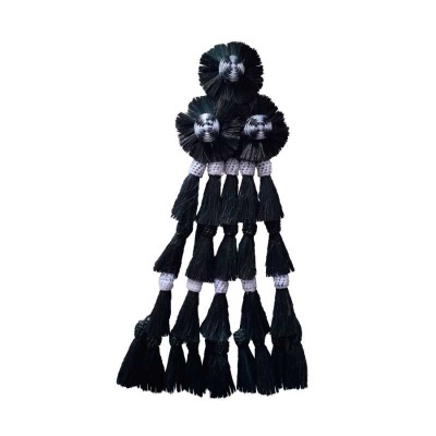Pompons decorativos pretos com detalhes em branco e franjas múltiplas.