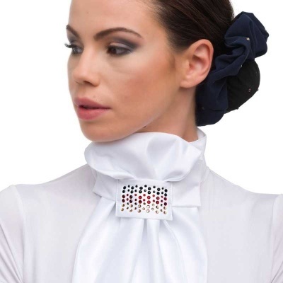Mulher a usar blusa branca com gola alta franzida e acessório decorativo retangular