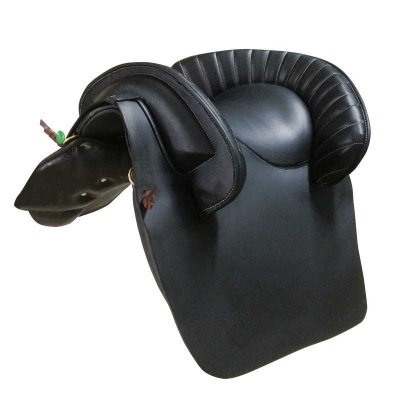 Sela de equitação de couro preto com acolchoamento texturizado