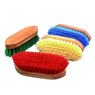 Conjunto de escovas de limpeza com bases de madeira e cerdas coloridas