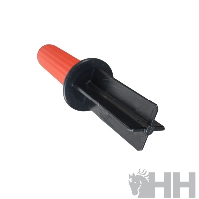 Ferramenta com cabo vermelho e ponta preta em fundo branco