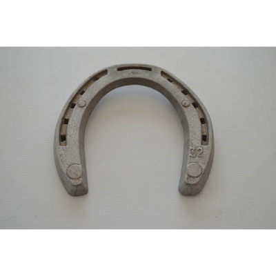 Ferradura metálica cinzenta com orifícios para pregos