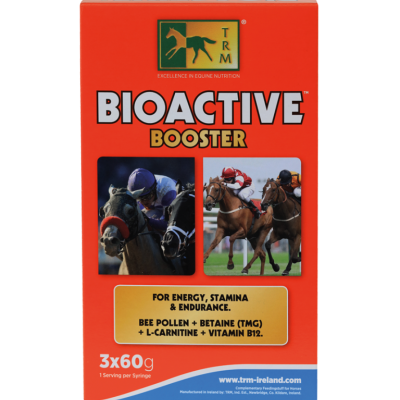 Embalagem vermelha do suplemento Bioactive Booster para cavalos da TRM com imagens de cavalos a correr e texto informativo
