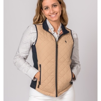 Colete acolchoado bege com detalhes pretos e fecho frontal usado por mulher