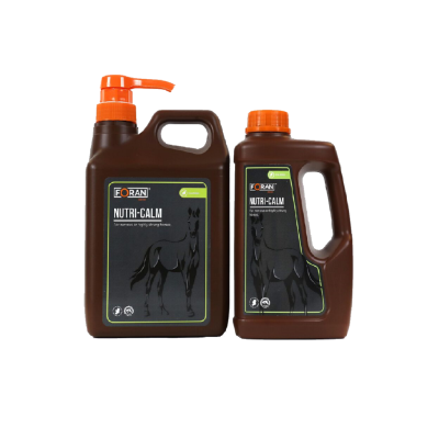 Recipientes castanho escuro com tampa laranja e rótulo de suplemento para cavalos FORAN NUTRI-CALM