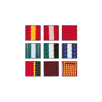 Quadrados pequenos de tecido tricotado com padrões e cores variados.