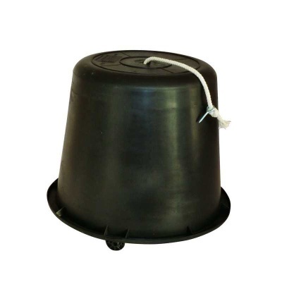 Balde preto invertido em plástico com corda branca