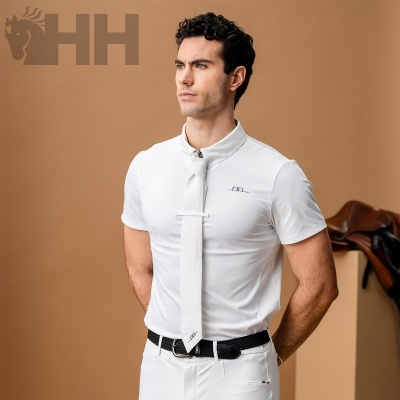 Homem com camisa branca e gravata, e logotipo HH castanho ao fundo