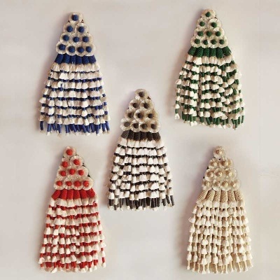 Cinco peças têxteis listradas em azul, verde, vermelho, preto e bege sobre superfície clara