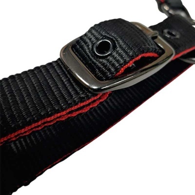 Correia preta de nylon com linha vermelha e fivela metálica prateada