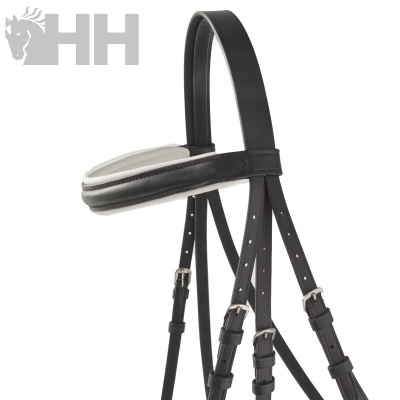 Bridão de couro preto com almofada cinza clara e fivelas prateadas