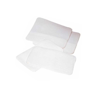 Toalhas brancas retangulares empilhadas