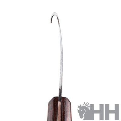 Ferramenta de couro com cabo em madeira e haste metálica curva