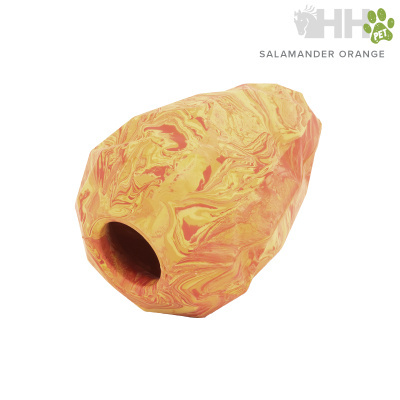 Brinquedo para pet em forma de pedra com padrão marmoreado em tons de laranja e amarelo