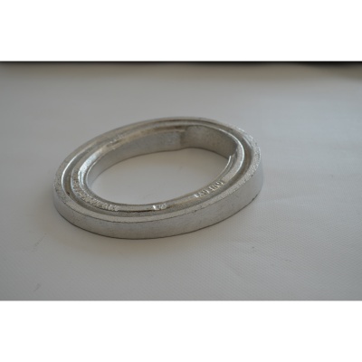 Anilha metálica oval prateada sobre fundo branco