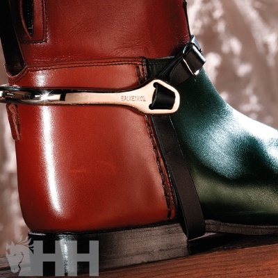 Bota de couro castanho e verde escuro com fivela metálica prateada e sola preta