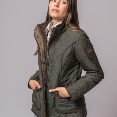 Casaco acolchoado verde-oliva com bolsos e detalhes castanhos em modelo feminina