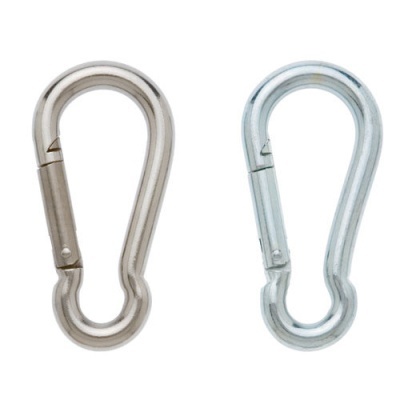 Dois mosquetões metálicos prateados em fundo branco.