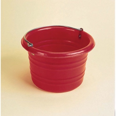 Balde vermelho de plástico com alça de metal sobre superfície bege