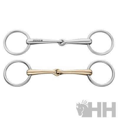 Dois bocados para cavalo, um prateado com gravação e outro dourado com argolas prateadas.