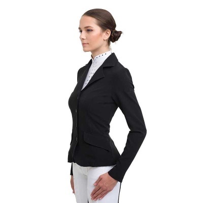 Blazer preto feminino com camisa branca de pontos e calças brancas