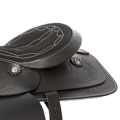 Selim de bicicleta preto com costuras brancas e detalhes decorativos gravados em couro