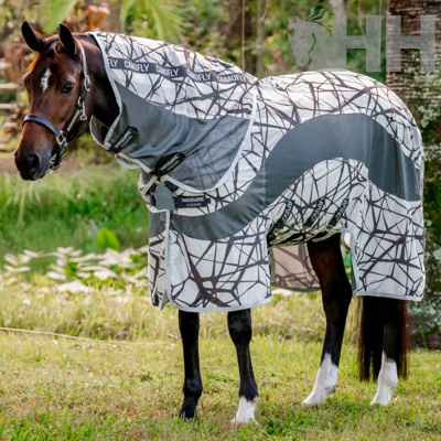 Cavalo com manta cinza e branca com padrão de galhos, em relva