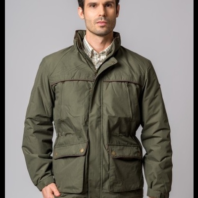 Homem a usar casaco verde-oliva com vários bolsos e gola alta sobre camisa xadrez