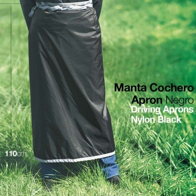 Manta de cocheiro preta de nylon em ambiente exterior