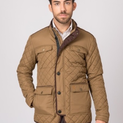 Casaco masculino acolchoado castanho claro com bolsos e botões