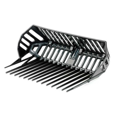 Recogedor metálico preto com dentes longos e aberturas laterais.