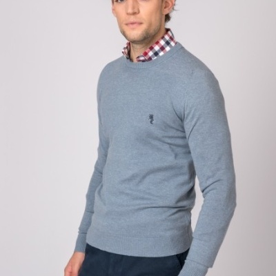 Modelo masculino com camisola cinza claro e camisa xadrez