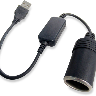 Adaptador preto com cabo USB e tomada de isqueiro de carro
