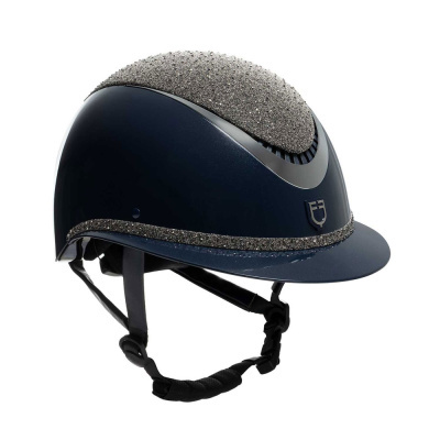 Capacete de equitação azul escuro com detalhes brilhantes prateados e cinta preta ajustável.
