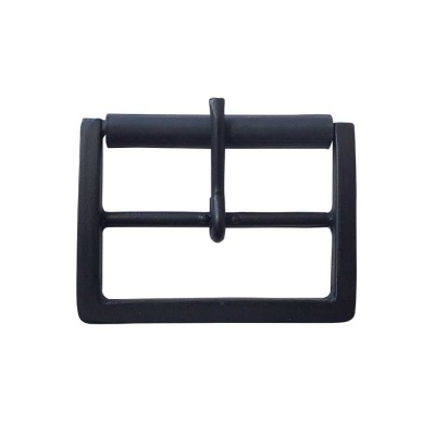 Fivela preta metálica rectangular para cinto sobre fundo branco