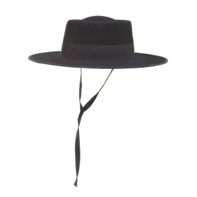 Chapéu preto tipo fedora com faixa e fita pendente