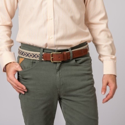 cinto tecido geométrico e cinto couro castanho com fivela metálica em roupas casuais