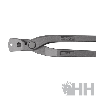 Alicate de metal cinzento com marcação Diamond e NP12