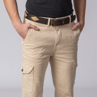 Calças cáqui com bolso lateral e cinto preto com motivos bege e t-shirt preta